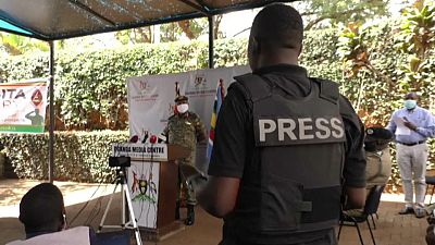 Angespannte Pressekonferenz in Kampala
