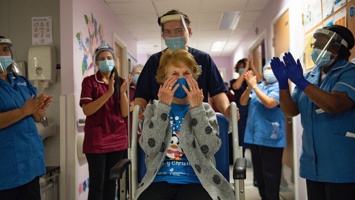 A kórházi személyzet megtapsolja a 90 éves Margaret Keenant, aki az Egyesült Királyságban elsőként kapta meg a védőoltást december 8-án