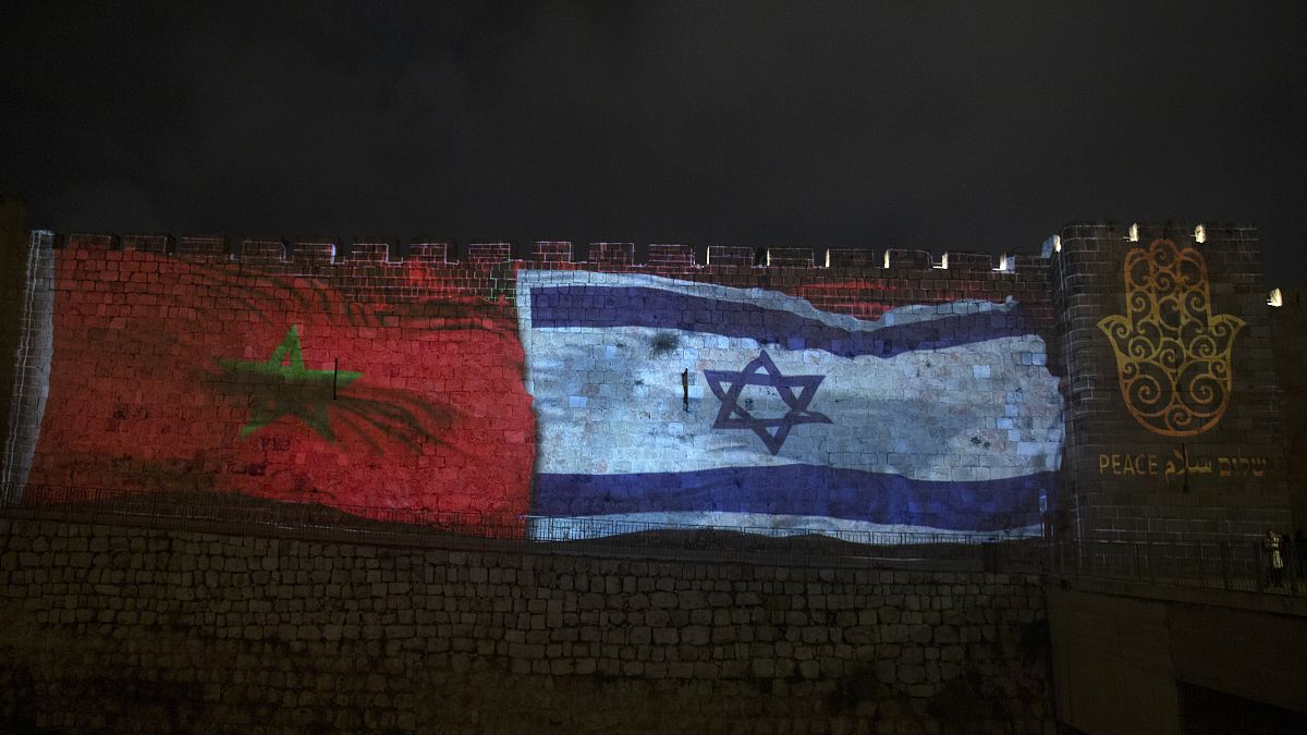 العلمان المغربي والإسرائيلي على جدار البلدة القديمة في القدس