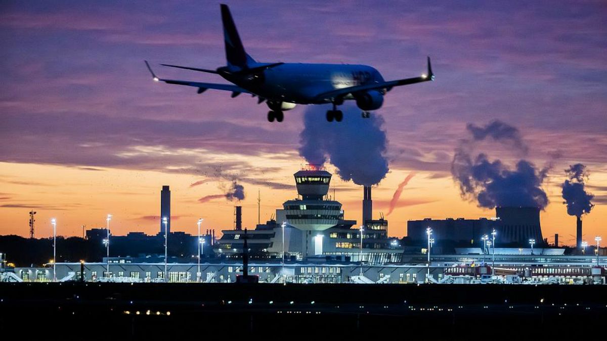 Almanya'nın başkenti Berlin'de Tegel Havalimanına inen bir yolcu uçağı