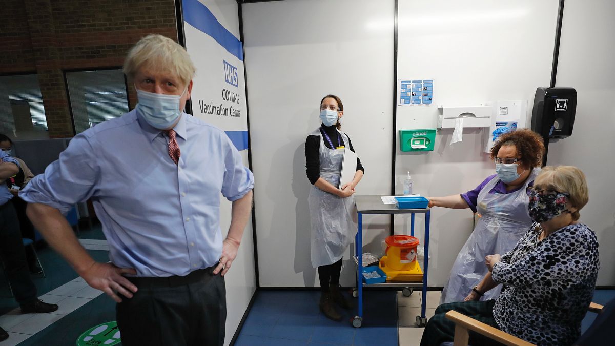 İngiltere Başbakanı Johnson aşı merkezinde