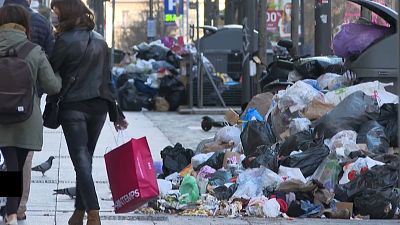 شاهد: أحياء مدينة مرسيليا الفرنسية تغرق في أطنان القمامة المتراكمة