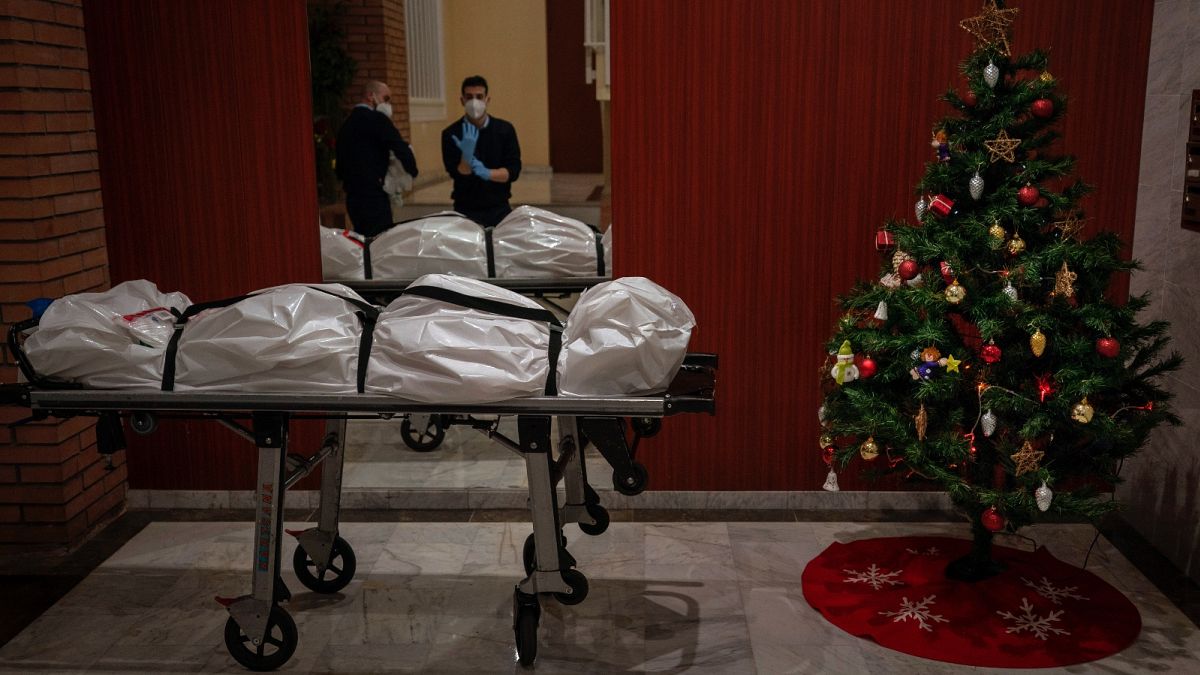 Kollégájukat búcsúztatják egy barcelonai temetkezési vállalat alkalmazottai karácsonykor