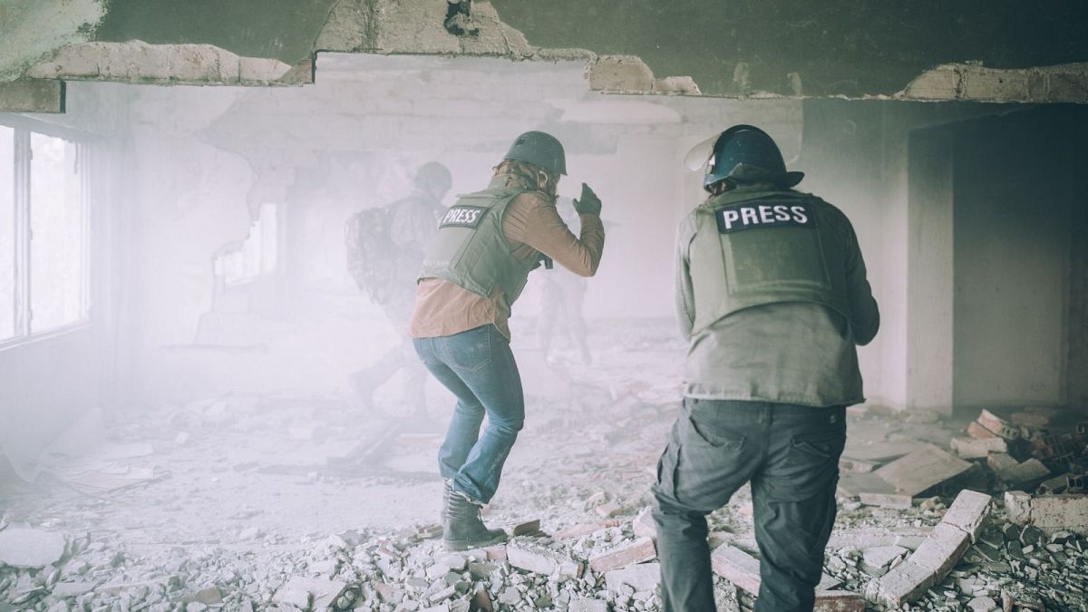 عکس تزئینی از حضور خبرنگاران در صحنه‌های درگیری و جنگ