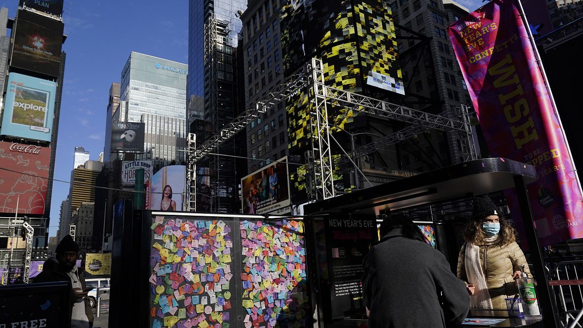أماني "ملونة" ومعلقة في ساحة "تايمز" في نيويورك 