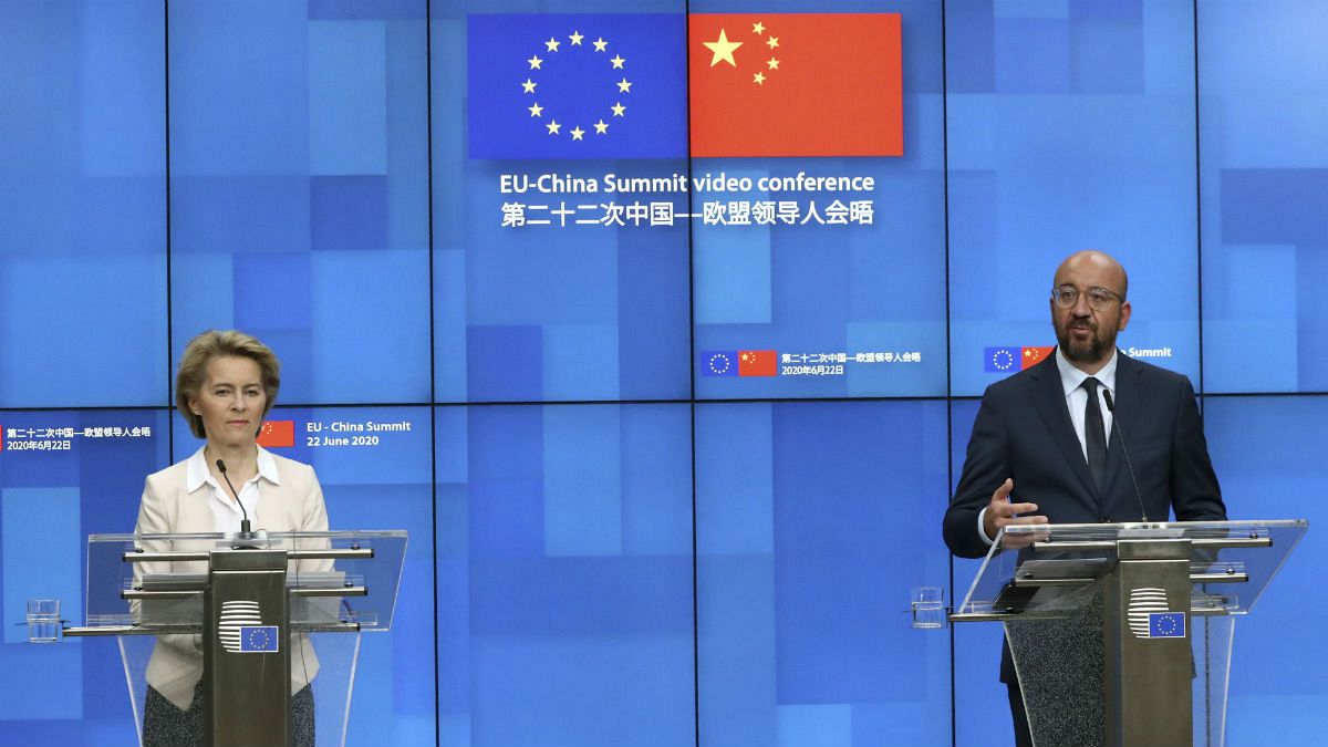 شارل میشل، رئیس شورای اروپا و اورزولا فن در لاین، رئیس کمیسیون اروپا در نشستی مطبوعاتی پس از یکی از کنفرانس‌های مشترک با چین