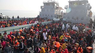 پناهجویان روهینگیایی سوار بر کشتی های بنگلادشی برای انتقال