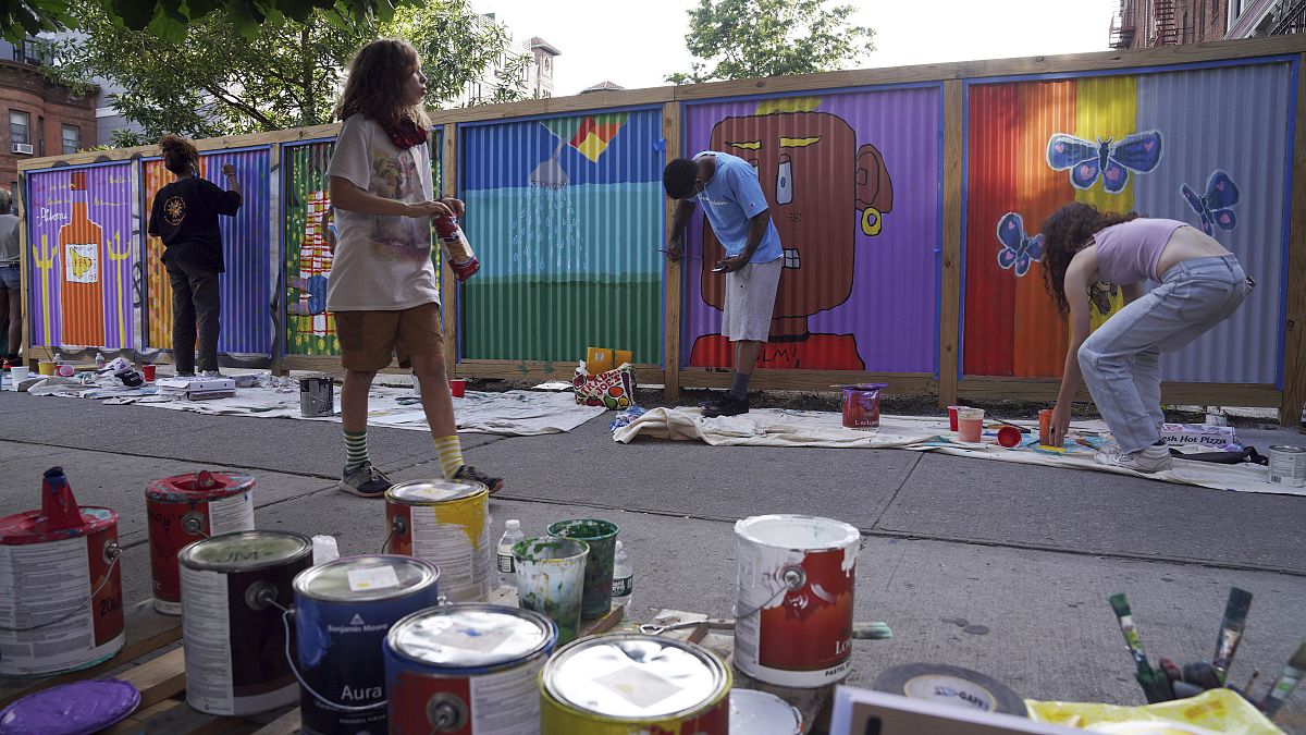 متطوعون في نيويورك يرسمون على جدار في حي بروكلين دعما لحركة طحياة السود مهمة". 2020/06/15