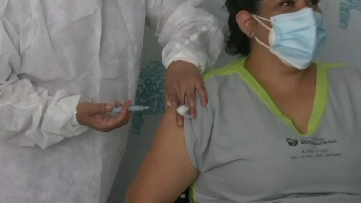 Una mujer recibe la vacuna Sputnik-V en Argentina