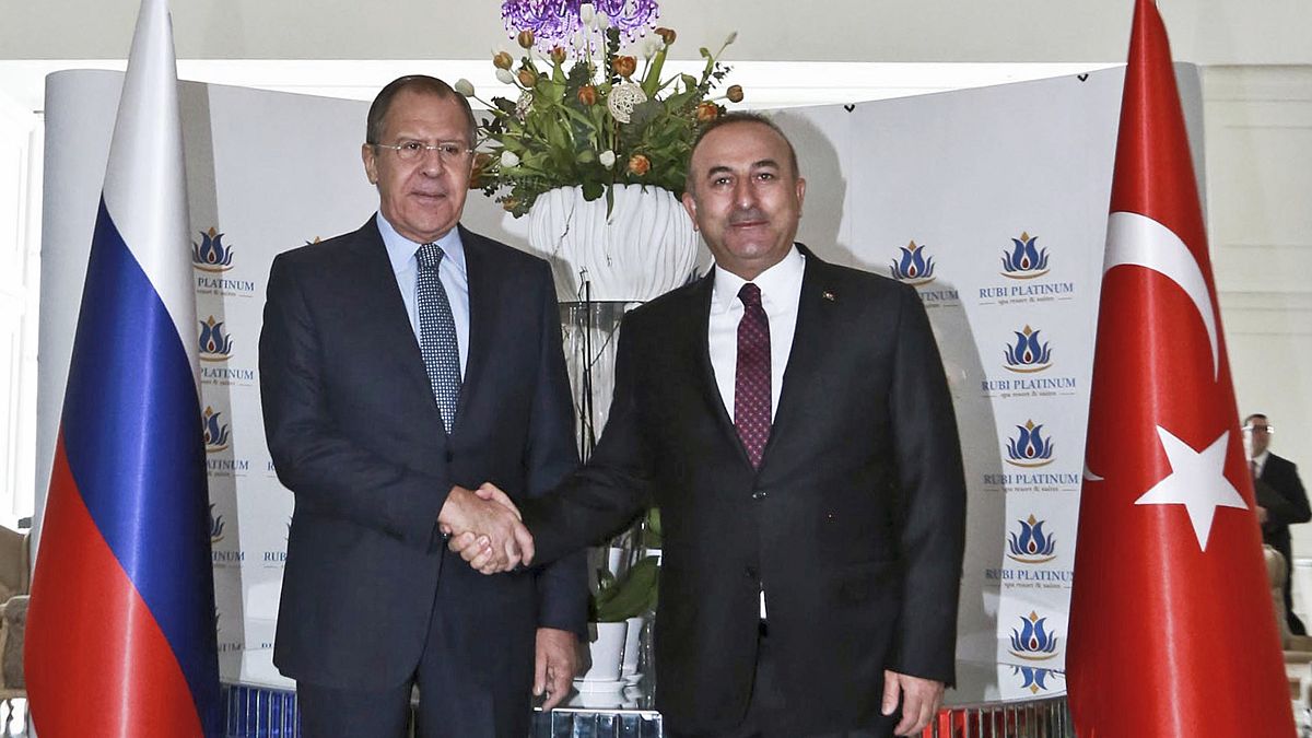 I ministri degli esteri russo e turco Serguei Lavrov e Mevlut Cavusoglu (archivio, 2016)