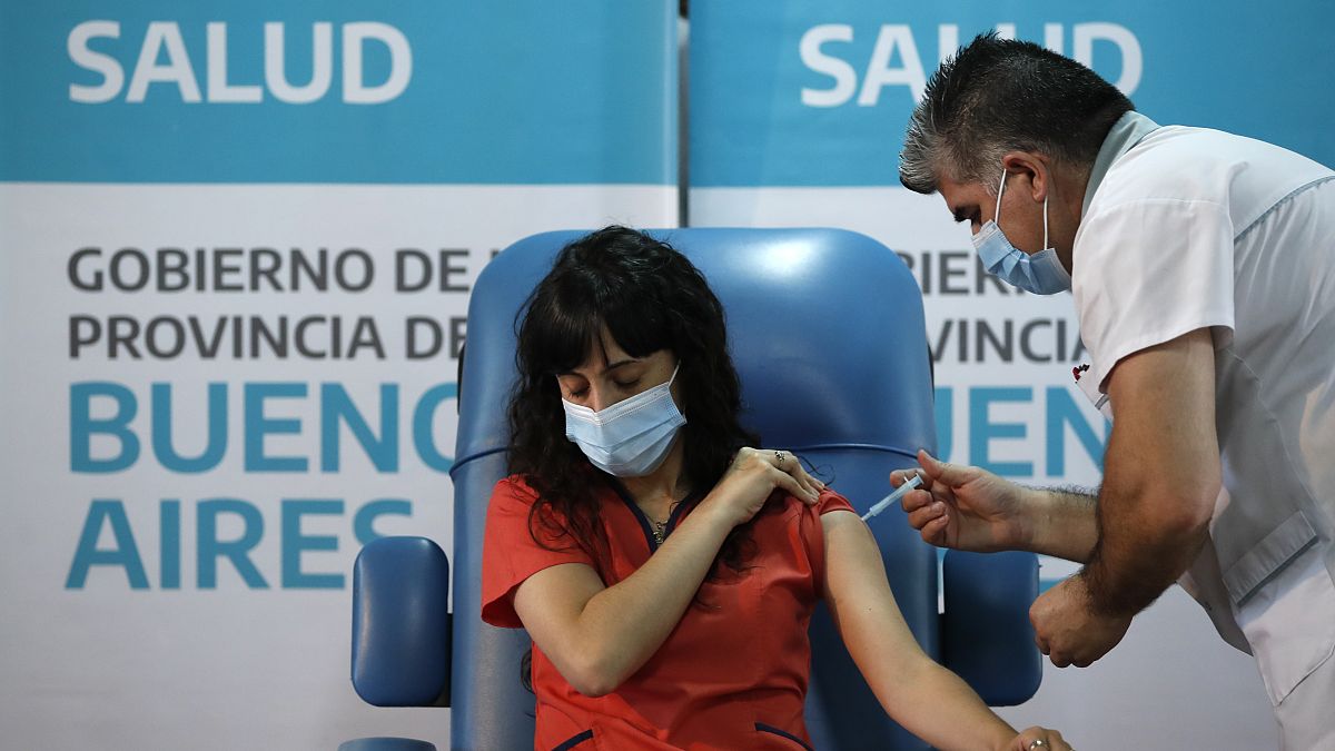В Аргентине началась массовая вакцинация от коронавируса препаратом "Спутник V"