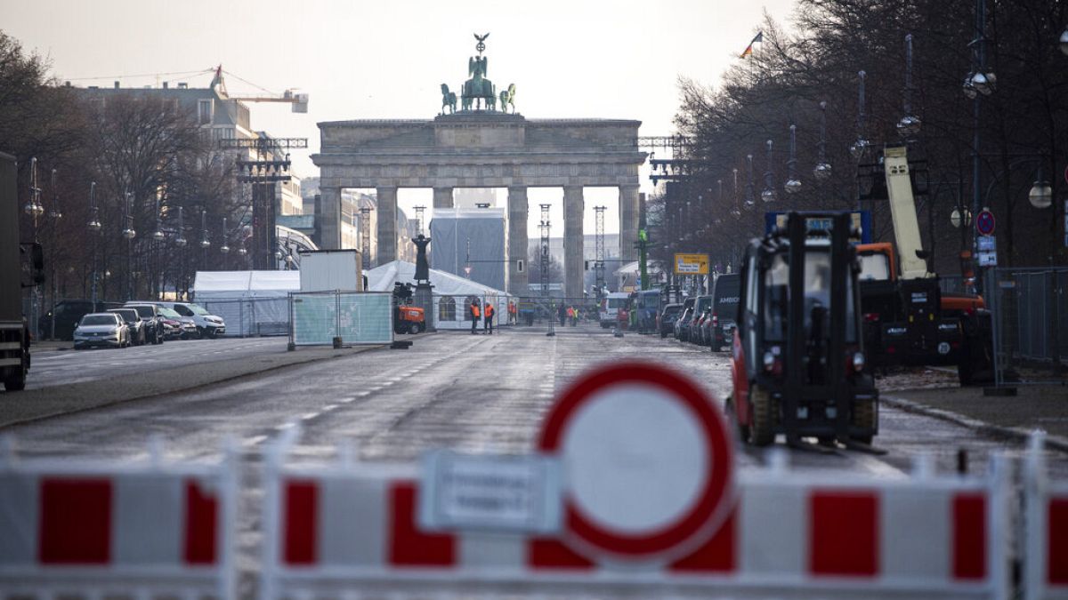 Das Brandenburger Tor in Berlin ist bereits vor Silvester weiträumig abgesperrt