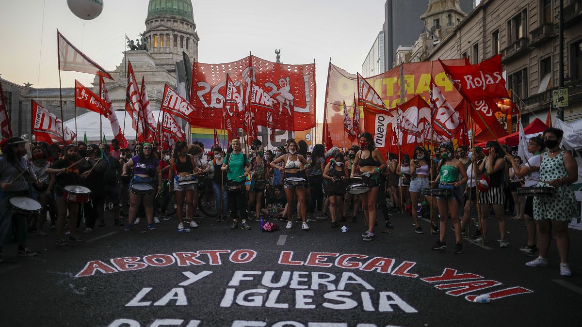 ناشطون مؤيدون للإجهاض يتظاهرون أمام مقر البرلمان الأرجنتيني 