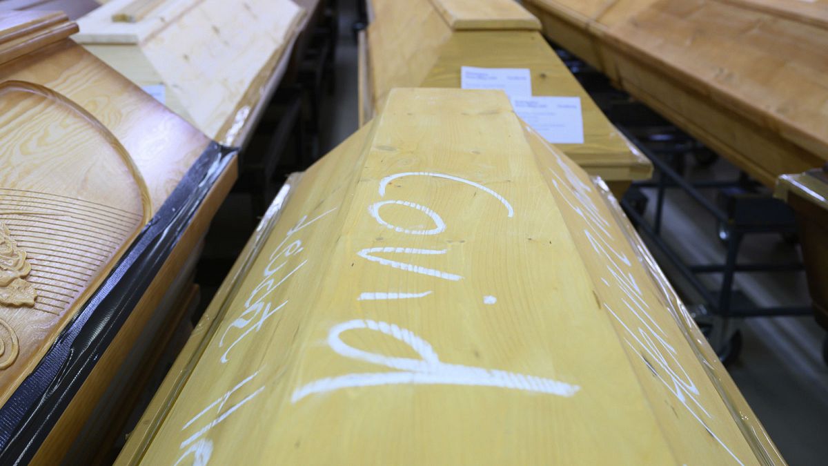 Mention "Covid" inscrite sur le cercueil d'une personne décédée du nouveau coronavirus dans le crématorium de Dresde, le 29 décembre 2020