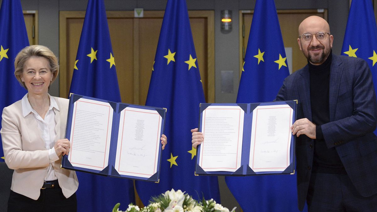 Ursula von der Leyen et Charles Michel, après avoir signé au nom de l'UE l'accord de libre-échange post-Brexit