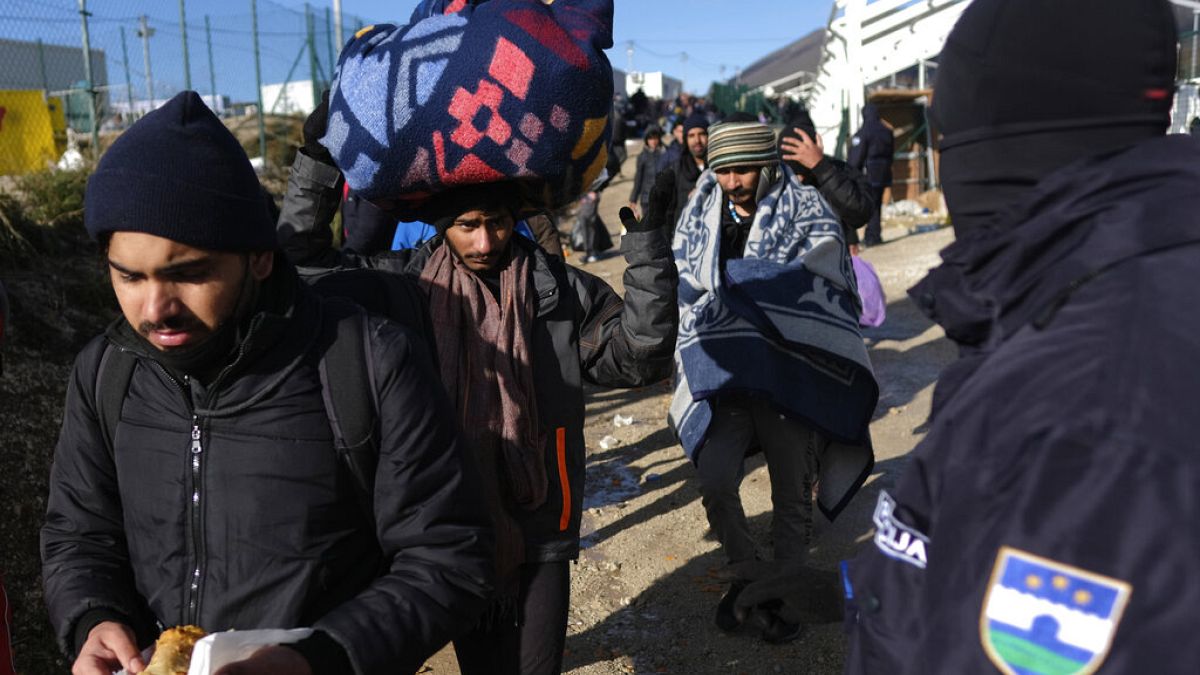 Elszállítják a menekülteket a Lipa táborból