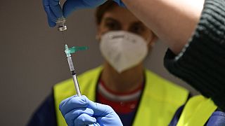 Лондон разрешил прививать вакцину AstraZeneca