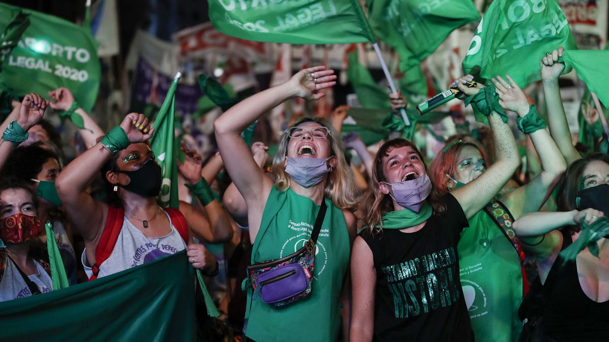 Des militantes pro-avortement laissent éclater leur joie après le vote du Sénat argentin légalisant l'IVG, le 30 décembre 2020 à Buenos Aires