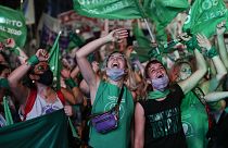 Des militantes pro-avortement laissent éclater leur joie après le vote du Sénat argentin légalisant l'IVG, le 30 décembre 2020 à Buenos Aires