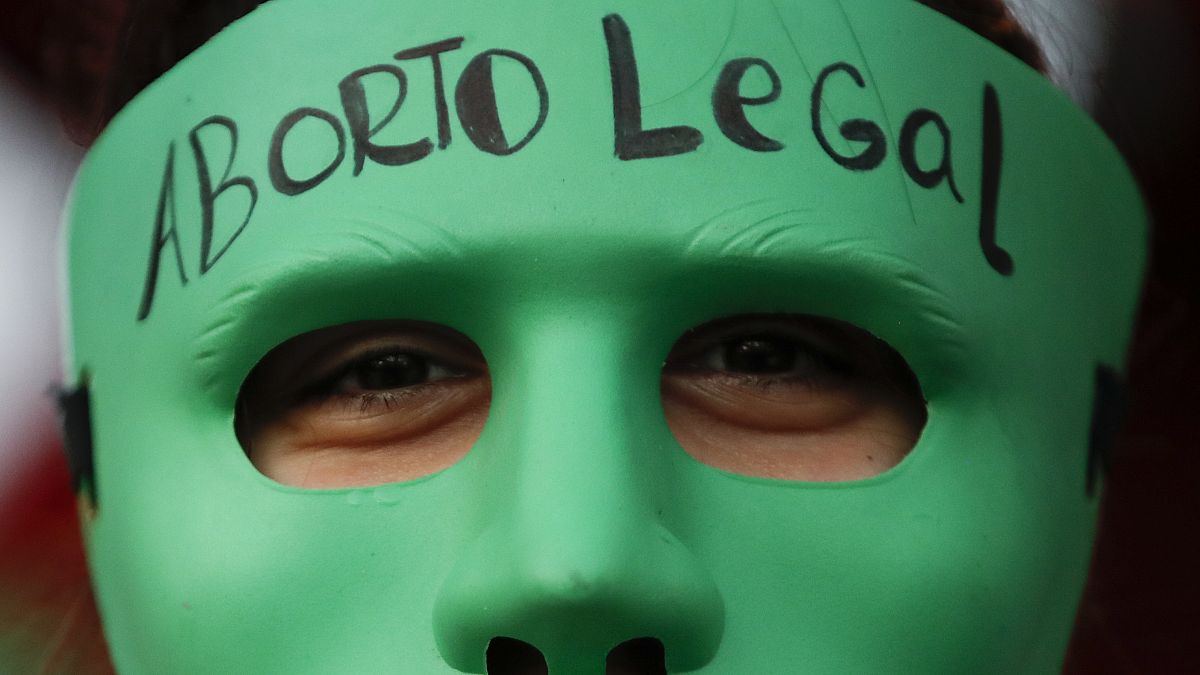 Attivista pro-aborto in Argentina con una maschera del colore verde, quello scelto dalla campagna per il sì all'interruzione di gravidanza