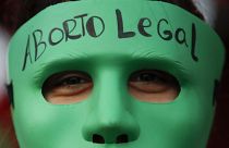 Attivista pro-aborto in Argentina con una maschera del colore verde, quello scelto dalla campagna per il sì all'interruzione di gravidanza