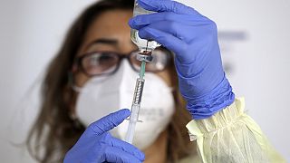 Νοσηλεύτρια στη Λευκωσία ετοιμάζει το εμβόλιο