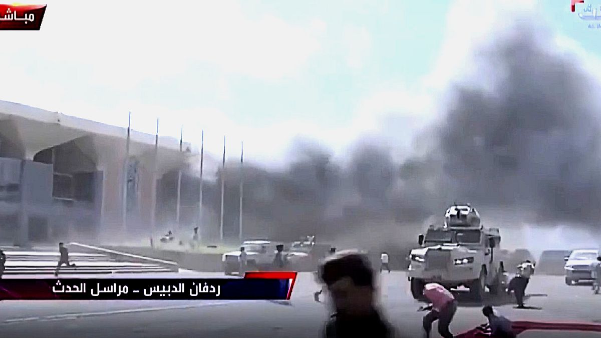 Yemen havalimanında 3 patlama meydana geldi