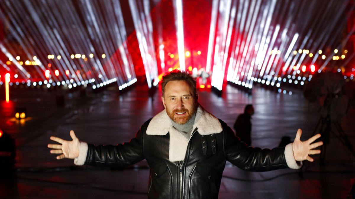 DJ David Guetta vor dem Louvre in Paris