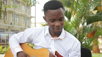 Yves Kami playing Iyengenge for Euronews.