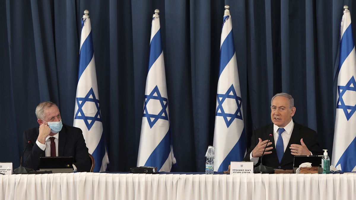 İsrail Savunma Bakanı Benny Gantz, İsrail Başbakanı Binyamin Netanyahu (sağ)