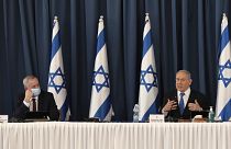 İsrail Savunma Bakanı Benny Gantz, İsrail Başbakanı Binyamin Netanyahu (sağ)