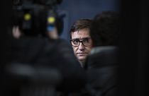 El ministro español de Sanidad, Salvador Illa, habla con la prensa durante una reunión en Bruselas