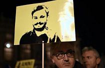 Mısır'da öldürülen Giulio Regeni'nin fotoğrafını taşıyan bir gösterici