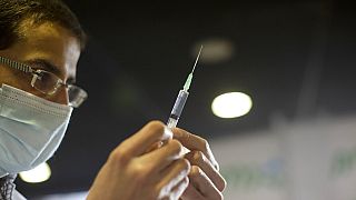 Un professionnel de la santé se prépare à administrer le vaccin contre le coronavirus à Jérusalem, le 30 décembre 2020