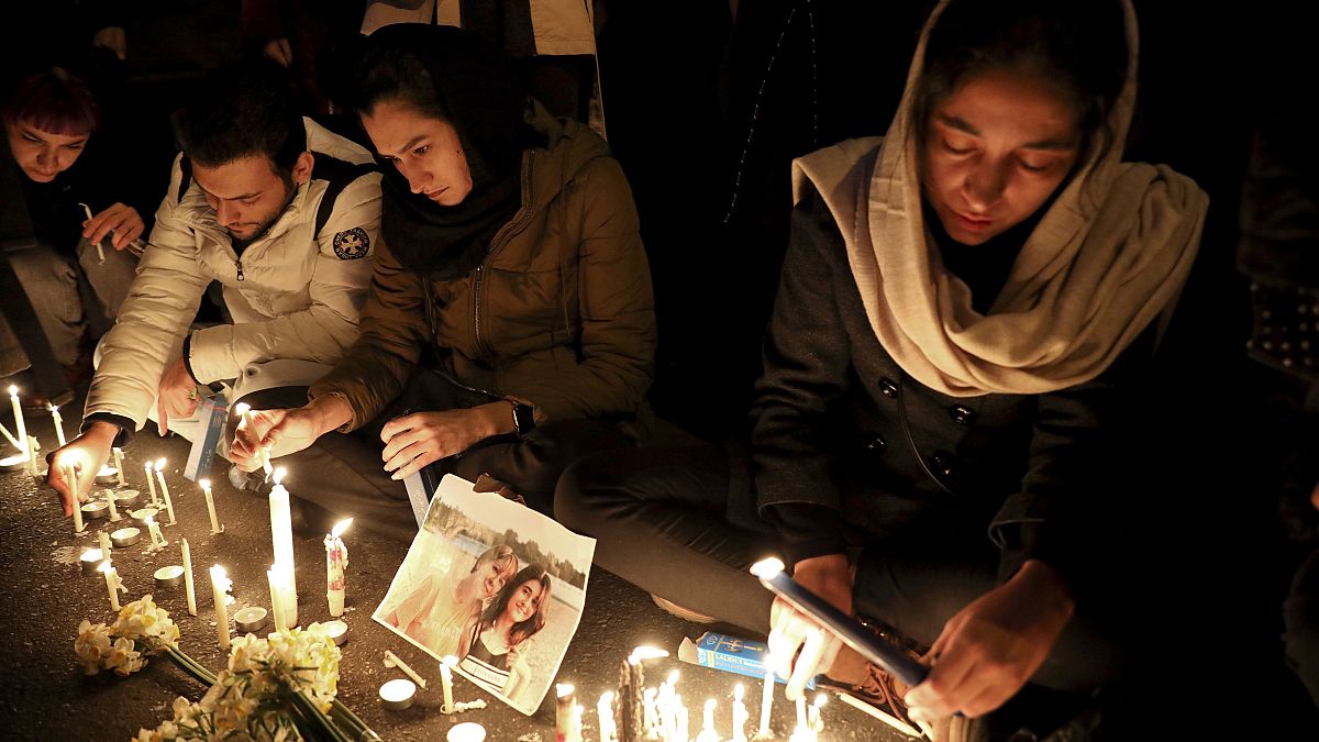 أصدقاء وأقارب ضحايا حادث تحطم طائرة الأوكرانية في طهران، إيران.