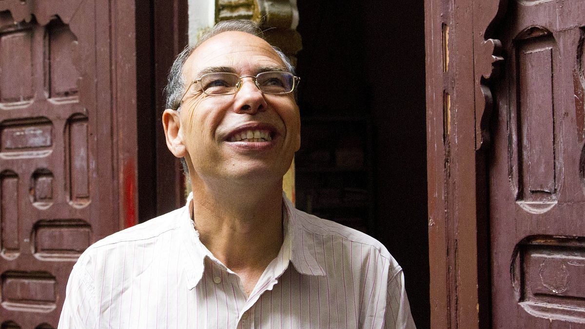 المؤرخ والصحفي المغربي معطي مُنجب خارج مقر مجموعة حقوق الإنسان في الرباط، المغرب.