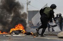 Policías retiran una barricada en la carretera Panamericana en Virú, Perú