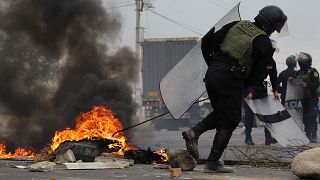 Policías retiran una barricada en la carretera Panamericana en Virú, Perú