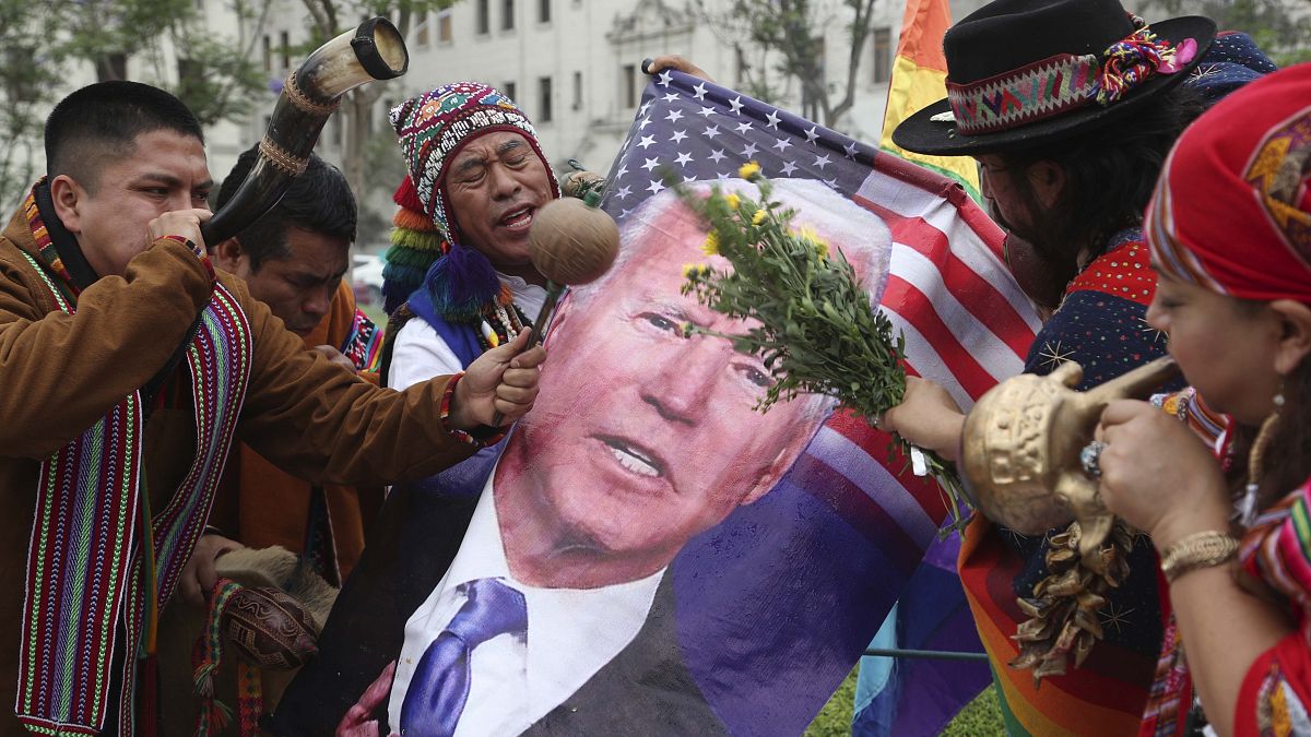 Chamanes sostienen una foto de Joe Biden en un ritual de fin de año en Lima,  Perú. 29/12/2020