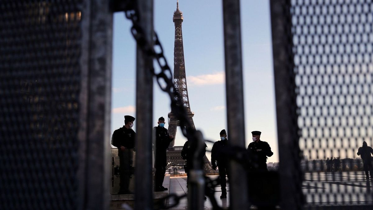 پلیس فرانسه در اطراف برج ایفل