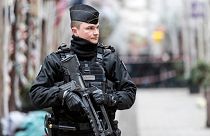 Ein französischer Gendarm steht Wache in einer Straßein Straßburg, 12.Dezember 2018