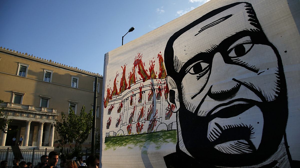 جدارية لجورج فلويد أمام مقر البرلمان اليوناني 