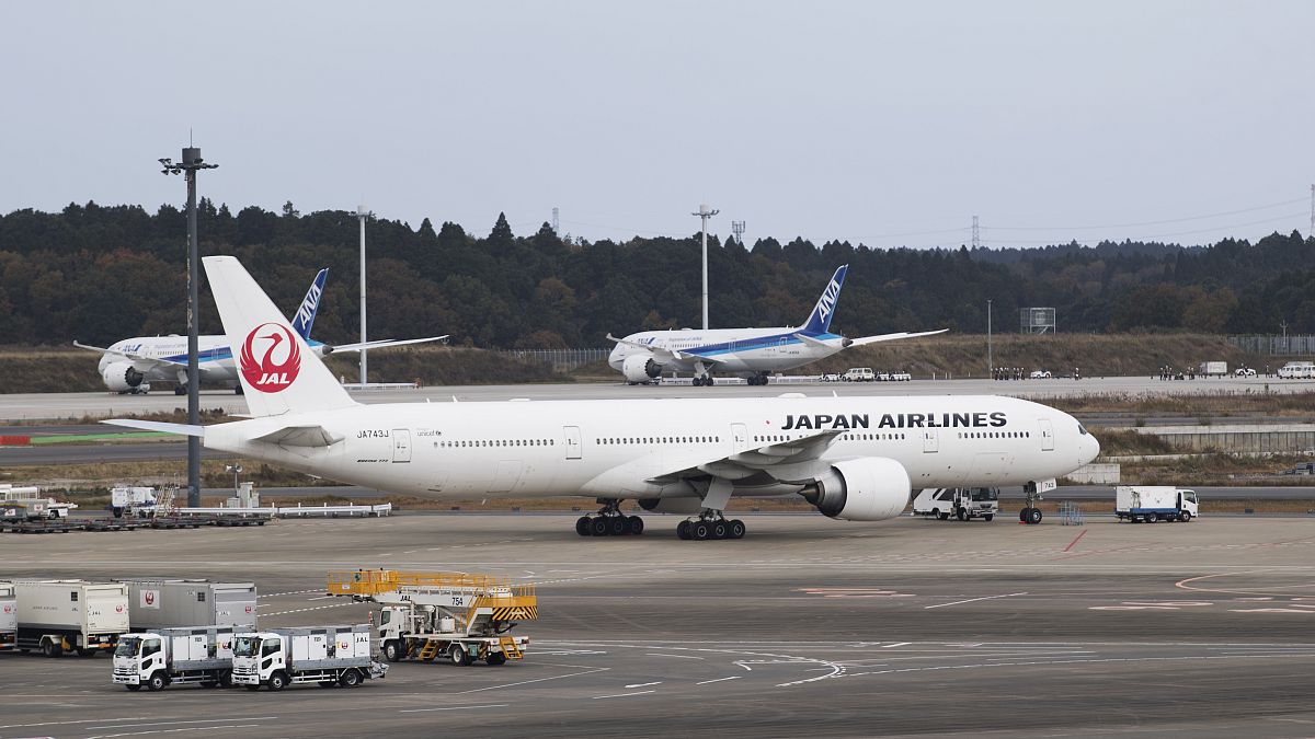 Japonya’da yoğun kar yağışı yüzünden ülkenin en büyük havayollarından All Nippon Airways (ANA) 52, Japonya Havayolları (JAL) ise 91 uçuşunu iptal etti