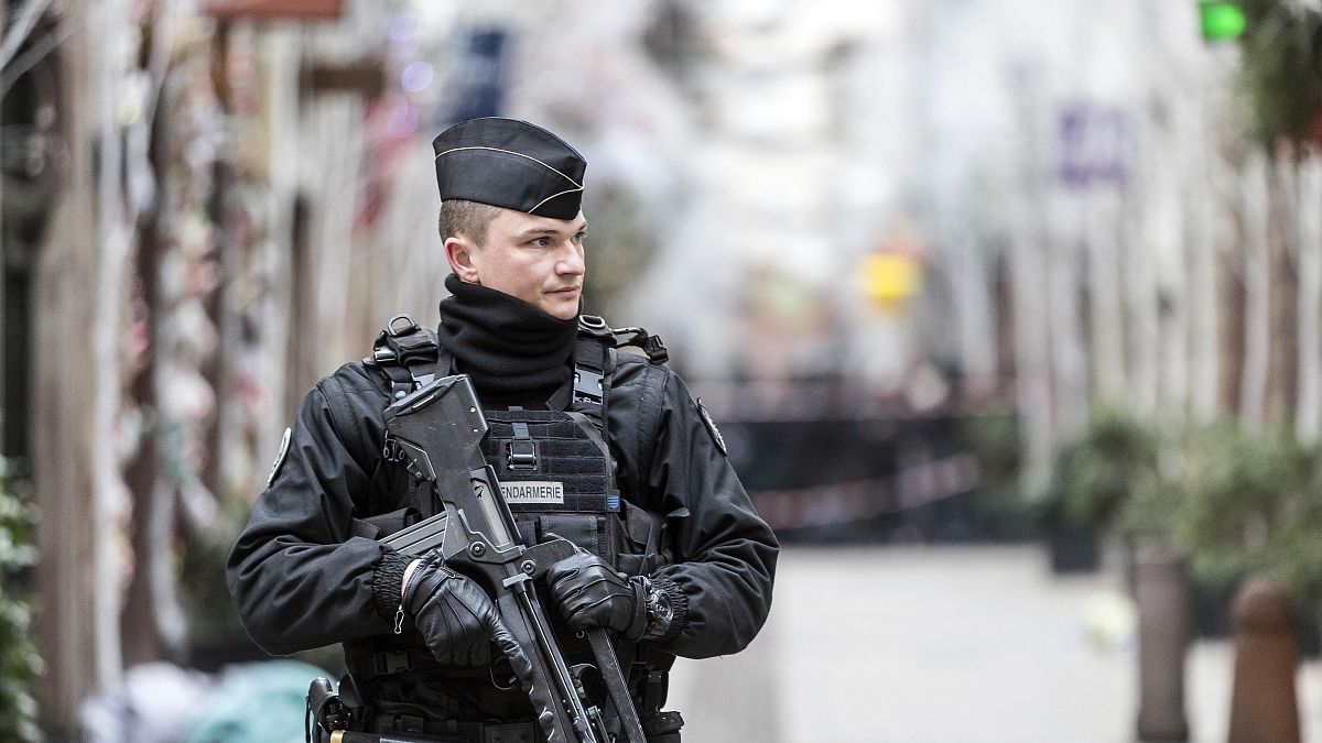 ARCHIVO: Un gendarme francés en la ciudad de Estrasburgo, en el este de Francia, el miércoles 12 de diciembre de 2018.
