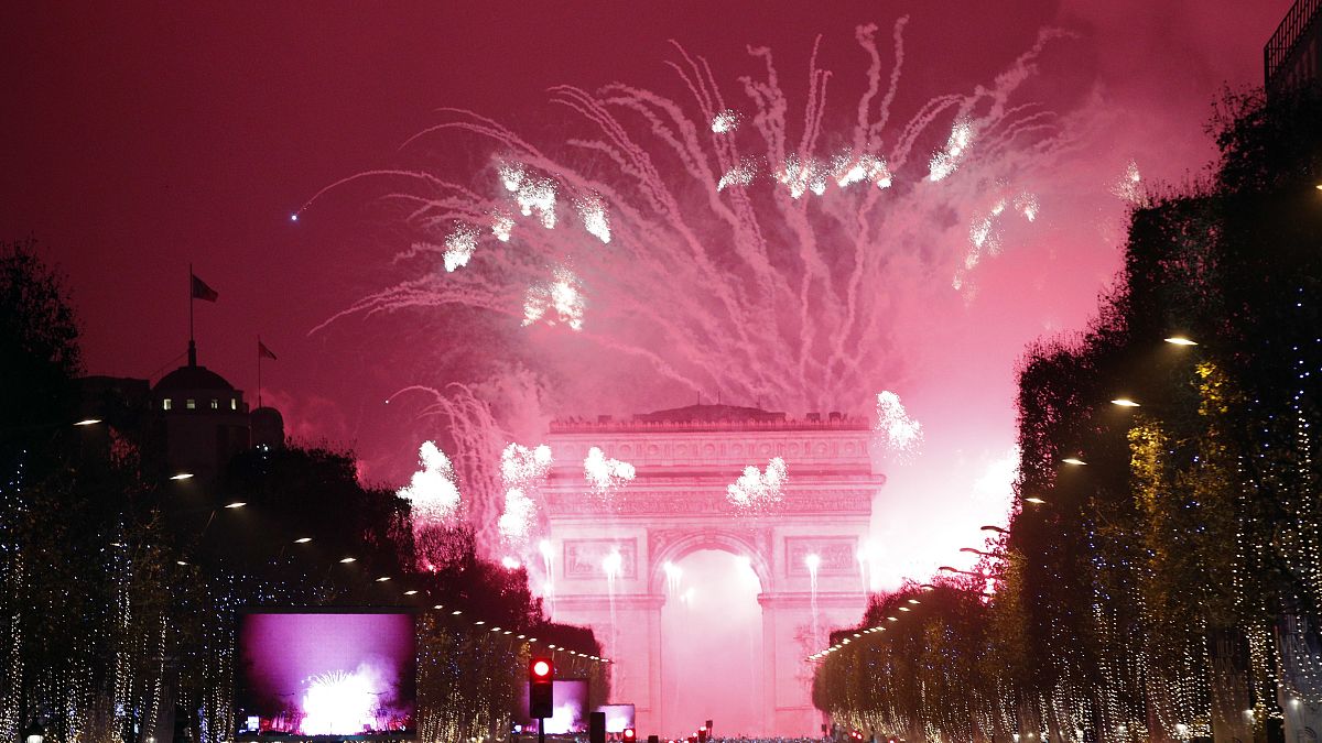 En esta foto de archivo del 1 de enero de 2017, los fuegos artificiales iluminan el Arco del Triunfo durante la celebración de Año Nuevo en los Campos Elíseos, en París. 