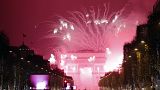 En esta foto de archivo del 1 de enero de 2017, los fuegos artificiales iluminan el Arco del Triunfo durante la celebración de Año Nuevo en los Campos Elíseos, en París.