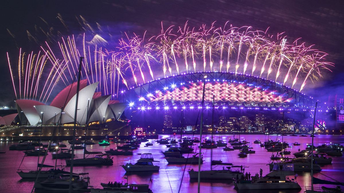 Le ciel de Sydney illuminé par un feu d'artifice pour célébrer le passage en 2021, le 1er janvier de cette nouvelle année