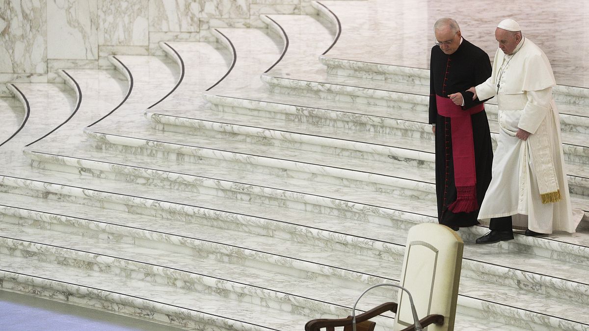 21 dicembre 2020: Monsignor Leonardo Sapienza accompagna Papa Francesco. 