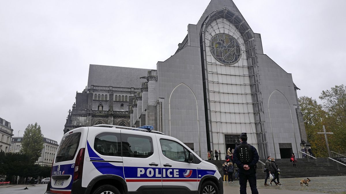آلية تابعة للشرطة الفرنسية أمام كنيسة في ليل 