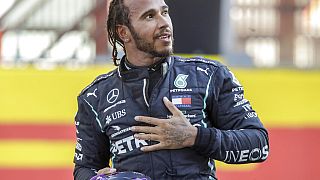 Lovaggá ütötték a Forma-1 legeredményesebb pilótáját, Lewis Hamiltont